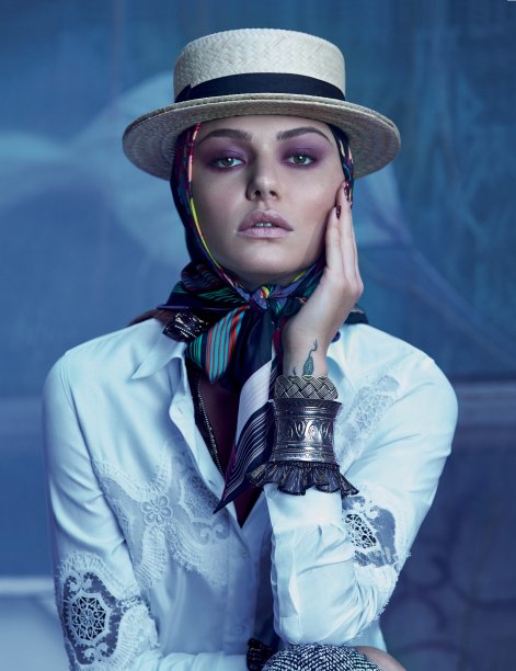 <strong>Camisa</strong> de tricoline e renda, Burberry, R$ 3 070, tel. (11) 3662 4262. <strong>Jaqueta</strong> de lamê, Reinaldo Lourenço, R$ 2 330, tel. (11) 3758 5224. <strong>Calça</strong> de lã, Animale, R$ 798, tel. (11) 95784 9945. <strong>Lenço</strong> de seda, Diane von Furstenberg, R$ 650, tel. (11) 3152 6979.