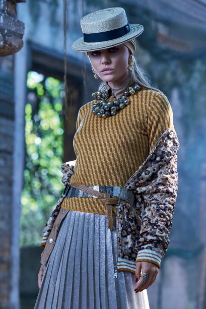 <strong>Jaqueta</strong> de renda bordada, Farm, R$ 298, tel. (11) 3823 3746. <strong>Top</strong> de tricô, Bottega Veneta, R$ 3 070, tel. (11) 5904 6670. <strong>Camisa</strong> de seda, Iódice, R$ 1 890, tel. (11) 3063 1988. <strong>Saia</strong> de seda, Max Mara, R$ 3 970, tel. (11) 3062 0617. <strong>Cintos</strong> de metal, Minha Avó Tinha, R$ 80, tel. (11) 3865 1759, e de palha, Birô, R$ 70, biroshop.com.br.