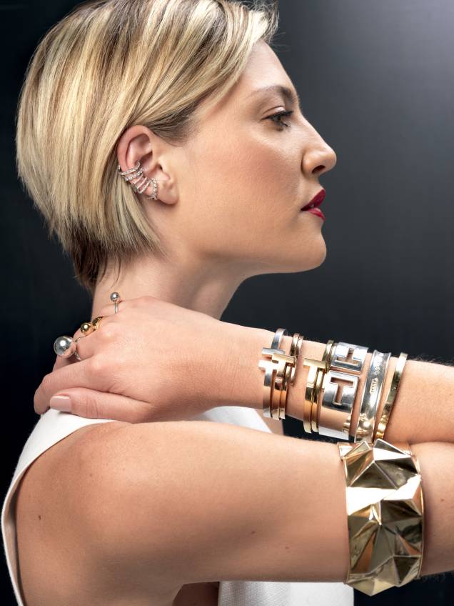Brincos de ouro e diamantes, L. Salen, a partir de R$ 3 800, tel. (11) 2892 5983. Anéis de prata, a partir de R$ 745, e de ouro amarelo, R$ 8 835, pulseiras de prata, a partir de R$ 3 705, e de ouro rosê e amarelo, a partir de R$ 25 885, Tiffany & Co., tel. (11) 3815 7000. Bracelete de ouro, Carol Kauffmann, R$ 28 000, tel. (11) 3841 9956. Regata de crepe, Angela Brito, R$ 638, Choix, tel. (11) 3078 9475. Brincos de ouro e diamantes, L. Salen, a partir de R$ 3 800, tel. (11) 2892 5983. Anéis de prata, a partir de R$ 745, e de ouro amarelo, R$ 8 835, pulseiras de prata, a partir de R$ 3 705, e de ouro rosê e amarelo, a partir de R$ 25 885, Tiffany & Co., tel. (11) 3815 7000. Bracelete de ouro, Carol Kauffmann, R$ 28 000, tel. (11) 3841 9956. Regata de crepe, Angela Brito, R$ 638, Choix, tel. (11) 3078 9475.