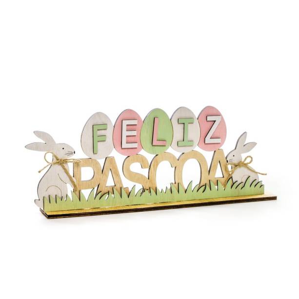 Plaquinha Feliz Páscoa, de madeira, nas medidas 13 x 30 cm. <a href="https://www.rizzoembalagens.com.br/placa-feliz-pascoa-em-madeira-natural-coelhos-e-ovinhos-13cm-x-30cm-cromus-pascoa-rizzo-embalagens" target="_blank" rel="noopener">Rizzo Embalagens</a>