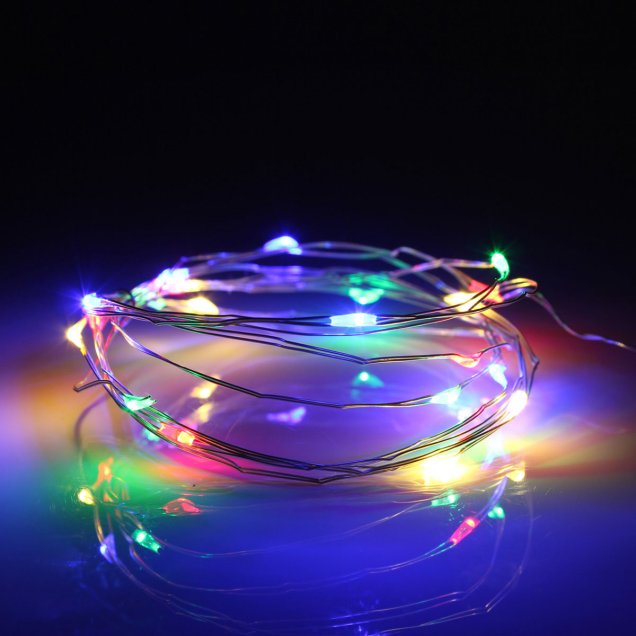 Fio de fada colorido, de 5 m, com 50 LEDs, funciona com três pilhas AAA. <a href="https://www.lojacoisaria.com.br/fio-fada-prata-cobre-colorido-luz-cores-natal-5m-50-leds-pilha-festa-decoracao" target="_blank" rel="noopener">Coisaria</a>, R$ 17,90
