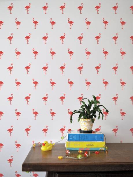 Kit de adesivos de parede Flamingo. <a href="https://www.mirabiledecor.com.br/mesa-lateral-redonda-em-madeira-macica-eucalipto-colec-o-hairpin-elegance-coral00445aaa.html" target="_blank" rel="noopener">ShopKola</a>, R$ 53