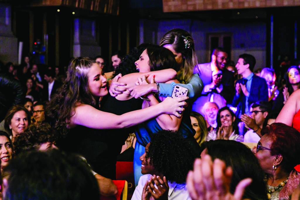 As três finalistas da categoria Inovação e Ciências se abraçaram após o anúncio da vencedora. As três finalistas da categoria Inovação e Ciências se abraçaram após o anúncio da vencedora.