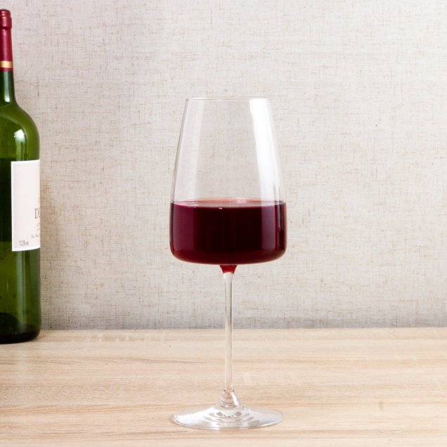 Taça de vinho Gala Rona, de vidro, 510 ml. <a href="https://www.etna.com.br/p/taca-de-vinho-gala-rona-de-vidro-510-ml/0425765" target="_blank" rel="noopener">Etna</a>, R$ 25,99 a unidade