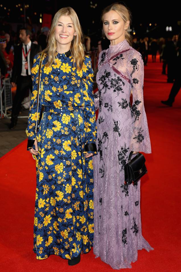 <span>Rosamund de <strong>Altuzarra</strong> e Laura de <strong>Erdem</strong> na première de Three Billboards Outside Ebbing, Missouri.</span> <span>Rosamund de <strong>Altuzarra</strong> e Laura de <strong>Erdem</strong> na première de Three Billboards Outside Ebbing, Missouri.</span>