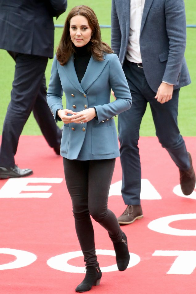 <span><strong>10 de outubro</strong> // </span><span>Pela primeira vez desde o anúncio de sua terceira gravidez, Kate Middleton fez uma aparição pública. Ela e Príncipe William foram a uma recepção sobre o Dia Mundial da Saúde Mental no Palácio de Buckingham, em Londres. O look azul da duquesa é Temperley London.</span>