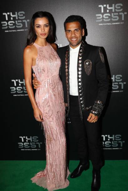 Daniel Alves e sa mulher Joana Sanz no tapete verde do The Best FIFA 2017 Daniel Alves e sa mulher Joana Sanz no tapete verde do The Best FIFA 2017