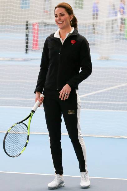 <span><strong>18 de outubro</strong> // Kate Middleton</span><span> fez sua terceira aparição pública desde o anúncio de sua gravidez, em Londres. A duquesa, </span><span>Príncipe William</span><span> e </span><span>Príncipe Harry</span><span> foram à cerimônia de graduação da fundação Coach Core e ela escolheu um look belo e prático para a ocasião: calça skinny + botas de cano curto + blusa de gola alta pretas + casaco azul, que deu aquele ar chique à produção.</span>