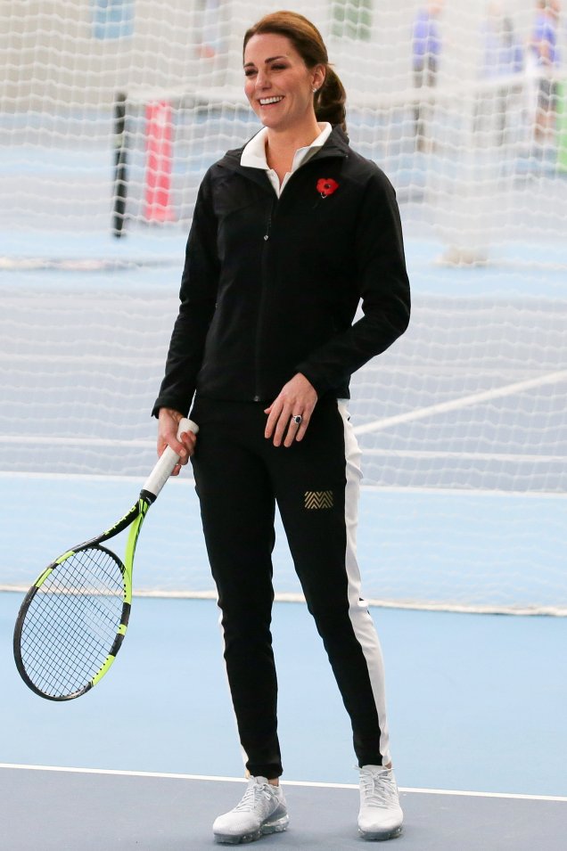 <span><strong>18 de outubro</strong> // Kate Middleton</span><span> fez sua terceira aparição pública desde o anúncio de sua gravidez, em Londres. A duquesa, </span><span>Príncipe William</span><span> e </span><span>Príncipe Harry</span><span> foram à cerimônia de graduação da fundação Coach Core e ela escolheu um look belo e prático para a ocasião: calça skinny + botas de cano curto + blusa de gola alta pretas + casaco azul, que deu aquele ar chique à produção.</span>