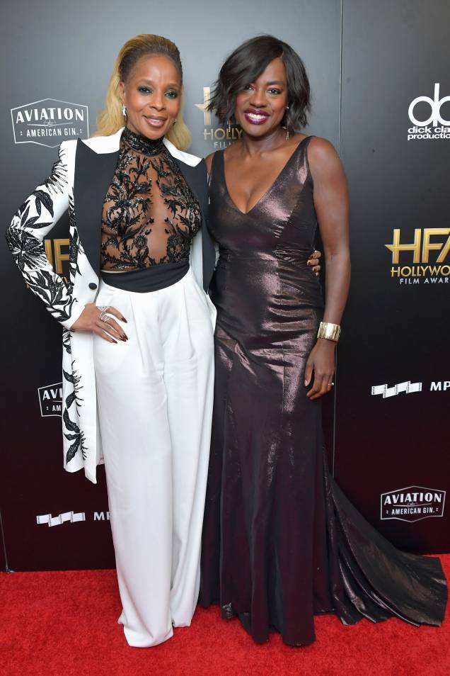 Mary veste <span><strong>Zuhair Murad</strong> e </span>Viola, <span><strong>Alberta Ferretti</strong>.</span> Mary veste <span><strong>Zuhair Murad</strong> e </span>Viola, <span><strong>Alberta Ferretti</strong>.</span>