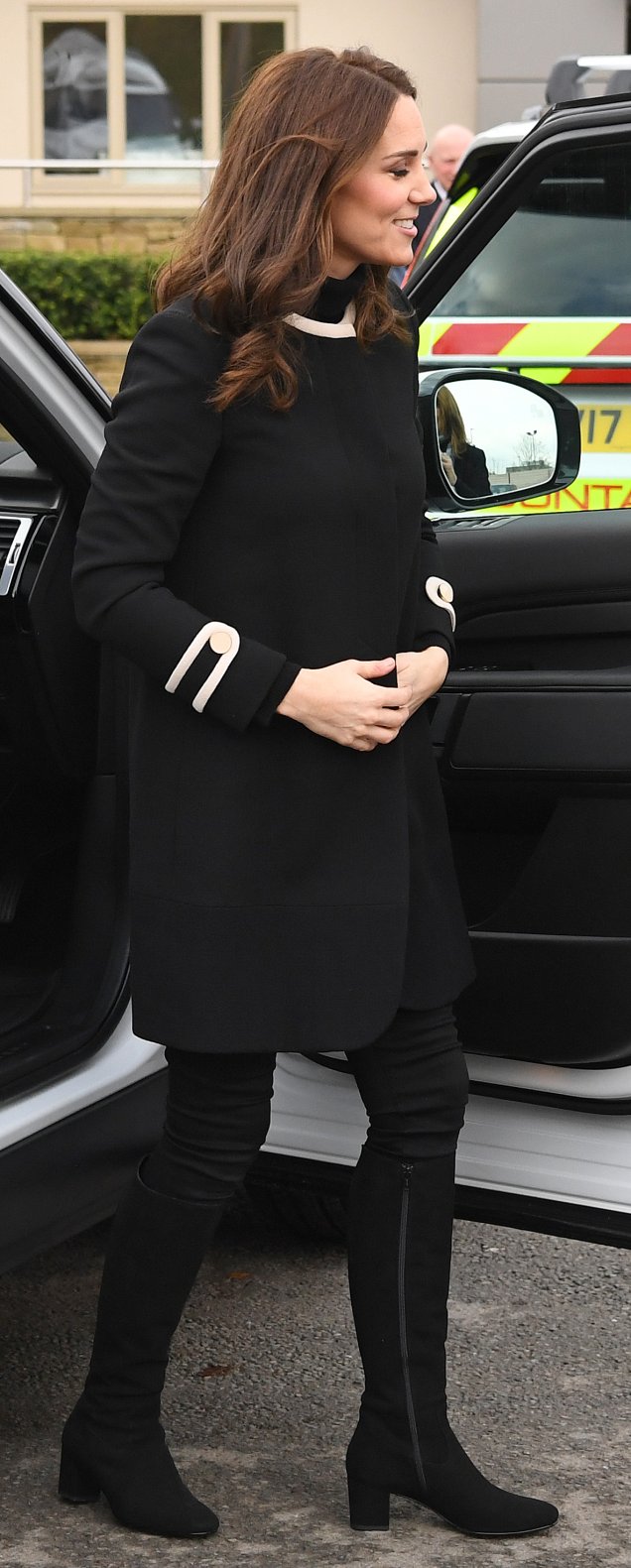 <strong>14 de novembro</strong> // Com um casaco creme, meia calça e botas de cano alto, a duquesa foi vista saindo do Centro Infantil Hornsey, em Londres.