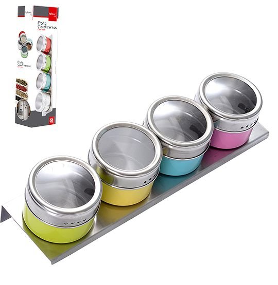 Porta-tempero Aço Inox com Imã Colorido, com quatro potes de 6,3 x 4,5 cm. <a href="https://www.donnacoisinha.com.br/tempero-aco-inox-com-ima-colorido" target="_blank" rel="noopener">Donna Coisinha</a>, R$ 43,90 Porta-tempero Aço Inox com Imã Colorido, com quatro potes de 6,3 x 4,5 cm. <a href="https://www.donnacoisinha.com.br/tempero-aco-inox-com-ima-colorido" target="_blank" rel="noopener">Donna Coisinha</a>, R$ 43,90