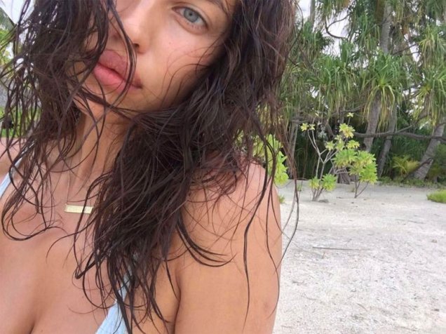 A bela selfie de Irina Shayk, no Taiti.