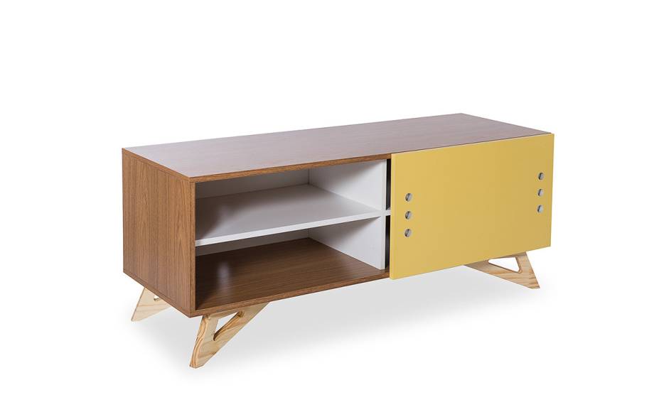 Rack Itaim, de MDF e pés de madeira maciça, nas medidas 1,20 x 0,43 x 0,48. <a href="https://www.muma.com.br/moveis/rack/rack-itaim-com-porta-de-correr-amarela.html" target="_blank" rel="noopener">Muma</a>, R$ 799 Rack Itaim, de MDF e pés de madeira maciça, nas medidas 1,20 x 0,43 x 0,48. <a href="https://www.muma.com.br/moveis/rack/rack-itaim-com-porta-de-correr-amarela.html" target="_blank" rel="noopener">Muma</a>, R$ 799