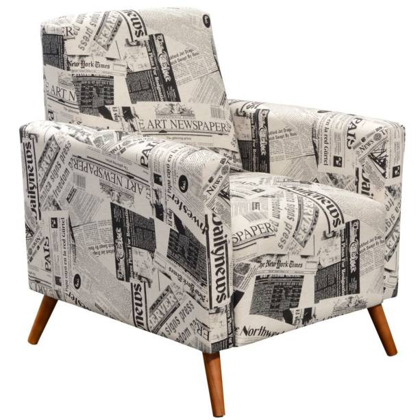 Poltrona Lyz Jornal (67 x 76 x 87 cm), com estrutura de pínus e eucalipto e acabamento de poliuretano.<a href="https://www.lymdecor.com.br/moveis-e-decoracao/sala-de-estar/poltronas-decorativas/poltrona-decorativa-para-sala-de-estar-pes-palito-liz-jornal-lym-decor" target="_blank" rel="noopener"> Lym Decor</a>, R$ 339,90