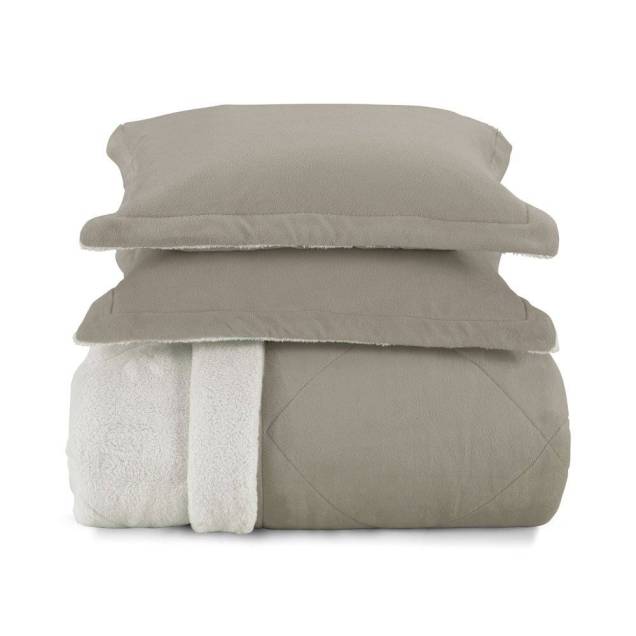 Coberdrom Mendes, queen (2,40 x 2,50 m), de microfibra, com porta-travesseiros. <a href="https://loja.karsten.com.br/produto/4273-edredom-de-microfibra-com-porta-travesseiro-karsten-mendes-taupe?tamanho=queen-240-x-250-cm" target="_blank" rel="noopener">Karsten</a>, R$ 383,92 Coberdrom Mendes, queen (2,40 x 2,50 m), de microfibra, com porta-travesseiros. <a href="https://loja.karsten.com.br/produto/4273-edredom-de-microfibra-com-porta-travesseiro-karsten-mendes-taupe?tamanho=queen-240-x-250-cm" target="_blank" rel="noopener">Karsten</a>, R$ 383,92