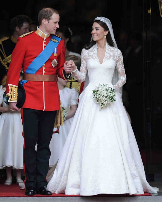 <span>O vestido de casamento de Kate Middleton foi feito sob medido por Sarah Burton, da grife Alexander McQueen’s. </span>Com bordados de renda delicada, este vestido inspirou muitas réplicas modernas, especialmente para outros casamentos de conto de fadas.