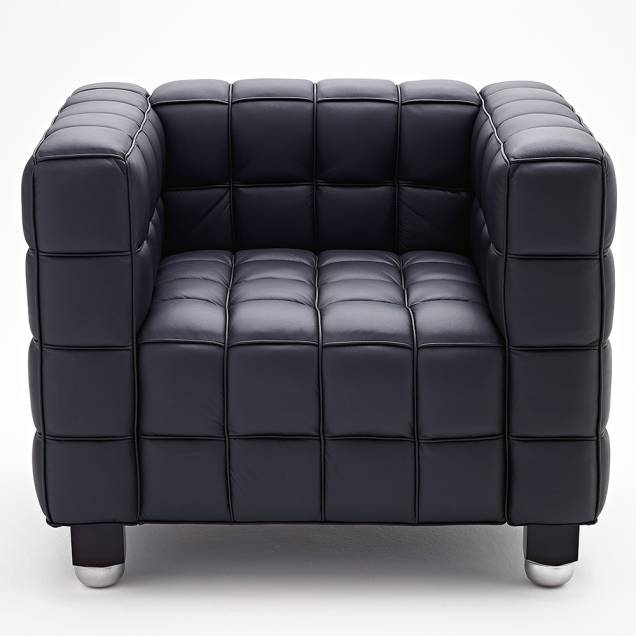 Poltrona Kubus, de design tcheco, com base de madeira e revestimento em couro ecológico. <a href="https://www.muma.com.br/moveis/poltronas/poltrona-kubus.html" target="_blank" rel="noopener">Muma</a>, R$ 3778 Poltrona Kubus, de design tcheco, com base de madeira e revestimento em couro ecológico. <a href="https://www.muma.com.br/moveis/poltronas/poltrona-kubus.html" target="_blank" rel="noopener">Muma</a>, R$ 3778