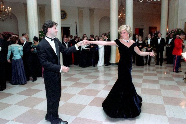 <span>A princesa Diana dançou com o ator John Travolta em um jantar do presidente Raegan na Casa Branca, em 1985, usando este vestido de veludo feito sob medida por Victor Edelstein. Leiloado pela primeira vez em 1997 por £100,000, o vestido icônico foi vendido de novo em 2013 por £240,000.</span>