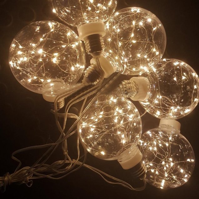 Cordão de Luz com lâmpadas LED com fio de fada, de 1,70 m, com plugue bivolt (3W). <a href="https://www.shoptime.com.br/produto/55436445/cordao-de-luz-com-6-lampadas-led-fio-de-fada-bola-g95-3000k" target="_blank" rel="noopener">Shoptime</a>, R$ 119,99
