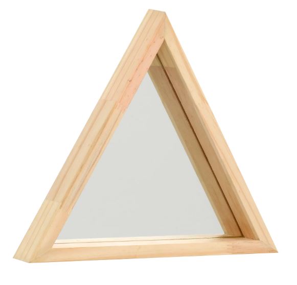 Espelho Folk triangular, 35 x 35 cm, de pínus. <a href="https://www.leroymerlin.com.br/espelho-decorativo-folk-triangulo-natural-35cm_89863410" target="_blank" rel="noopener">Leroy Merlin</a>, R$ 99,90