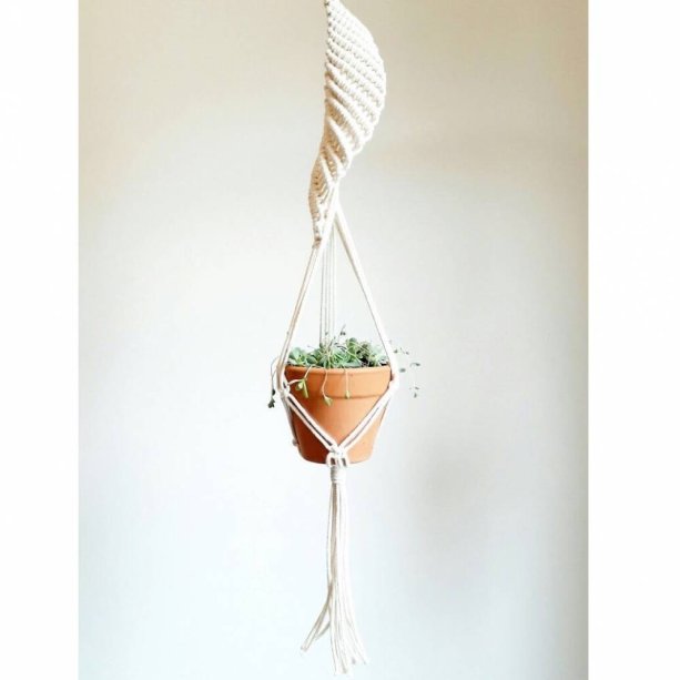 O hanger Espiral tem 54 cm de altura. <a href="https://www.laviah.com.br/hangers/Hanger-de-Macrame-Espiral-P" target="_blank" rel="noopener">Laviah</a>, R$ 65