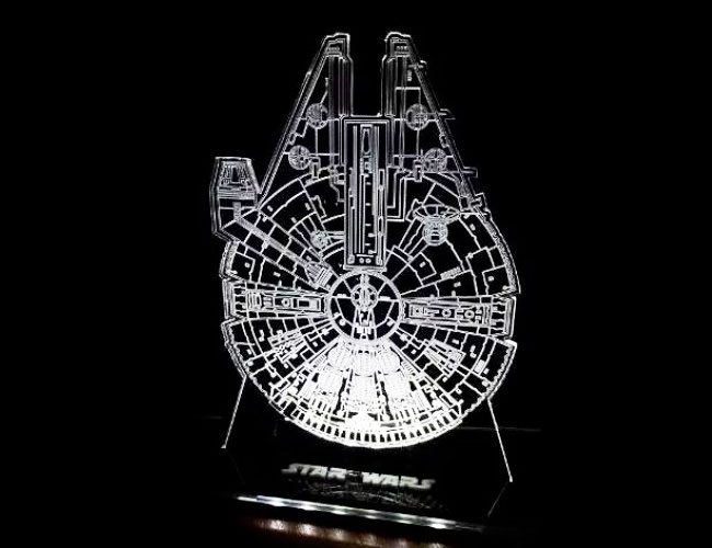 Luminária de acrílico Millenium Falcom, de LED, com 17 cm de altura (110 ou 220 V). <a href="https://www.artgeek.com.br/luminarias/luminaria-acrilico-star-wars-millenium-falcom/1724?gclid=EAIaIQobChMI8q3DyaSC4gIVjAuRCh3oswifEAkYHyABEgIPHfD_BwE" target="_blank" rel="noopener">Artgeek</a>, R$ 110,90