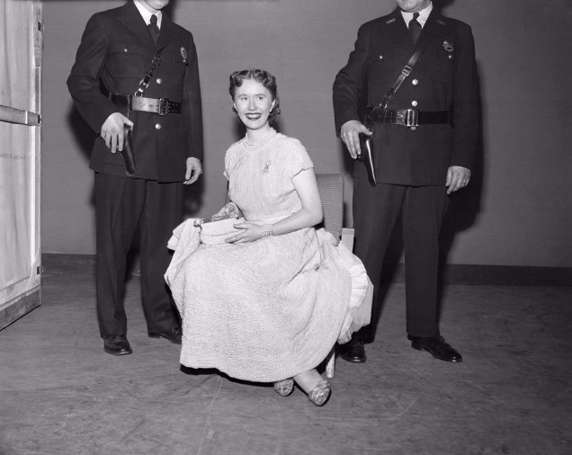 <span>Mary Joe Connolly, fotógrafa da King Features, modelou um vestido de casamento feito de 100 mil pérolas cultivadas. Na década de 1950, o vestido valia $100,000 e hoje vale meio milhão de dólares.</span>