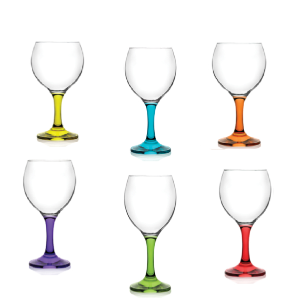 Jogo de taças com pés coloridos Mimo Style, de vidro, 260 ml. <a href="https://www.extra.com.br/UtilidadesDomesticas/Tacas/Jogo-de-Tacas-com-Pe-Colorido-260ml---Mimo-Style-9682294.html?recsource=busca-int&rectype=busca-498" target="_blank" rel="noopener">Extra.com.br</a>, R$ 95