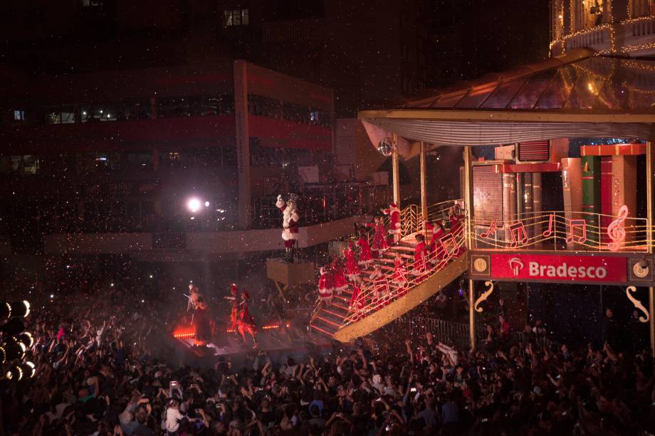 A multidão aglomerada para acompanhar cada detalhe do espetáculo A multidão aglomerada para acompanhar cada detalhe do espetáculo