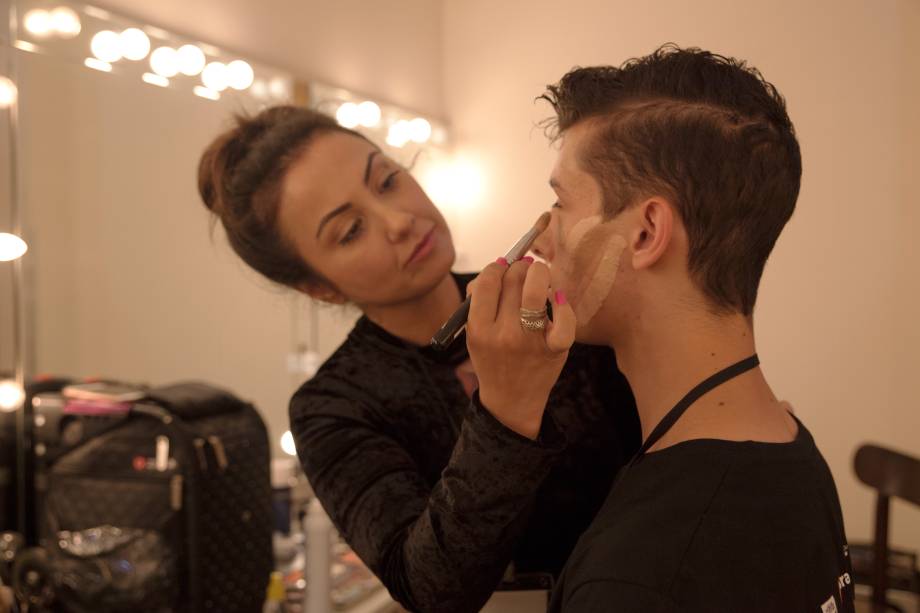 A intenção da maquiagem é deixar os bailarinos parecidos com bonecos A intenção da maquiagem é deixar os bailarinos parecidos com bonecos