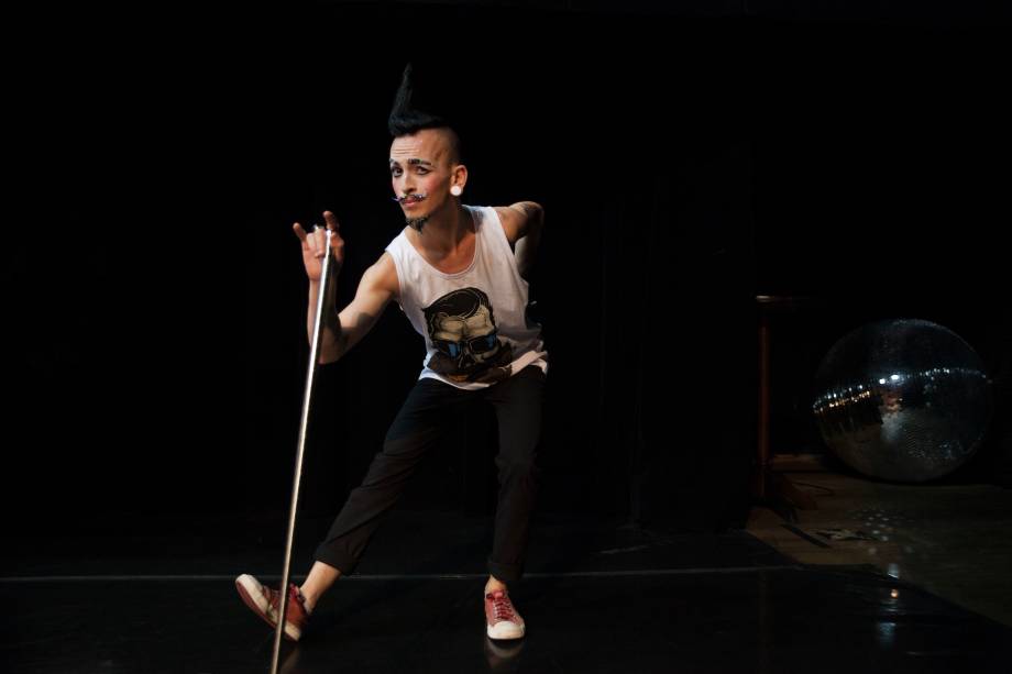 No backstage, os bailarinos se preparam antes do show No backstage, os bailarinos se preparam antes do show