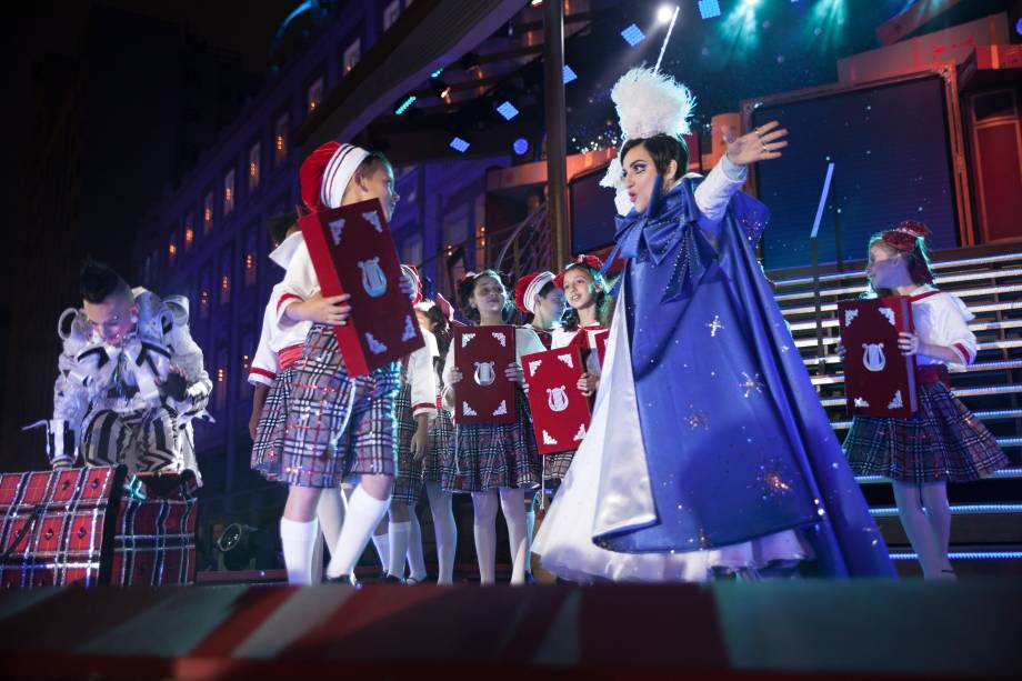 A atriz contracena com onze crianças solistas A atriz contracena com onze crianças solistas