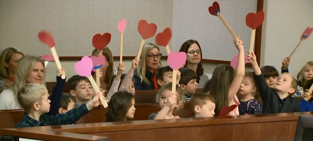 Demonstrando apoio, alunos vão à audiência de adoção de seu colega