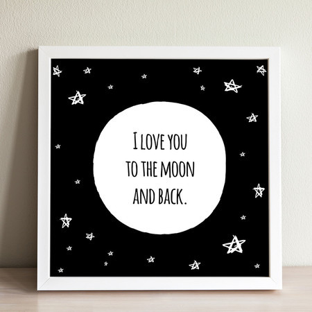 O pôster emoldurado To The Moon custa de R$ 59,90 a R$ 129,90 na <a href="https://www.decohouse.com.br/pd-442695-poster-emoldurado-to-the-moon.html?ct=&p=1&s=1">Decohouse</a>. O pôster emoldurado To The Moon custa de R$ 59,90 a R$ 129,90 na <a href="https://www.decohouse.com.br/pd-442695-poster-emoldurado-to-the-moon.html?ct=&p=1&s=1">Decohouse</a>.