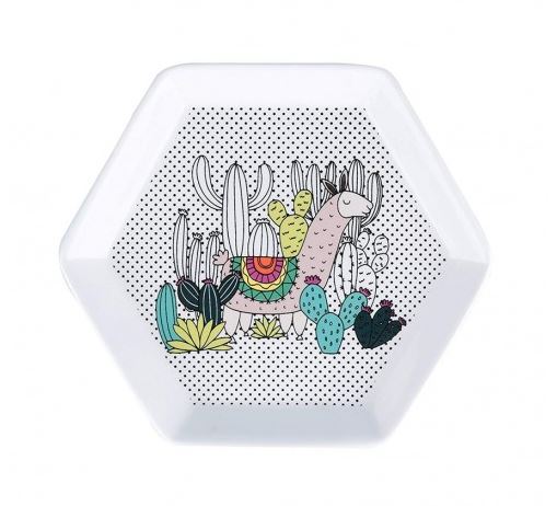 O prato de cerâmica hexagonal Lhama e Cactos branco custa R$ 27,35 na <a href="http://www.pandas.com.br/prato-ceramica-hexagonal-lhama-e-cactos-branco">Pandas.com.br</a>.