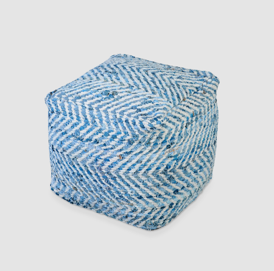 O puff de tecido azul e branco custa R$ 1.035 na <a href="https://www.collector55.com.br/puff-tecido-azul-e-branco/p">Collector 55</a>.