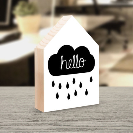O totem house Hello Rain custa de R$ 29,90 a R$ 39,90 na <a href="https://www.decohouse.com.br/pd-543dd1-totem-house-hello-rain.html?ct=&p=1&s=1">Decohouse</a>.