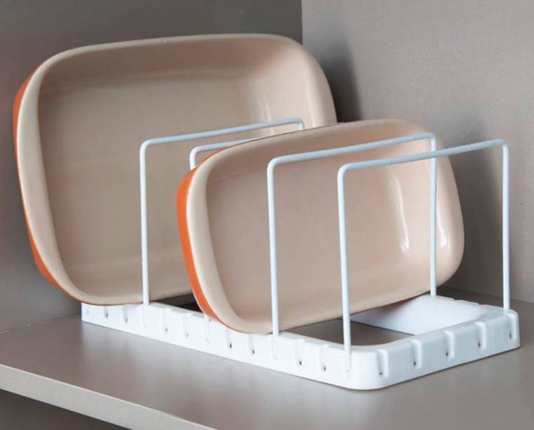 Separador de formas e travessas. Por R$ 39,80 na <a href="https://www.ordenato.com.br/departamento/cozinha/organizadores-de-armarios-84/organizador-de-formas-branco-750" target="_blank" rel="noopener">Ordenato</a>. Separador de formas e travessas. Por R$ 39,80 na <a href="https://www.ordenato.com.br/departamento/cozinha/organizadores-de-armarios-84/organizador-de-formas-branco-750" target="_blank" rel="noopener">Ordenato</a>.