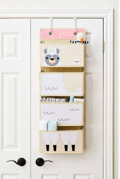 Organizador de porta, com 94 cm de altura. <a href="https://www.baudalulu.com.br/organizador-infantil-de-parede-para-objetos-unidade-3-sprouts-2219/p?cc=272" target="_blank" rel="noopener">Baú da Lulu</a>, R$ 139,90