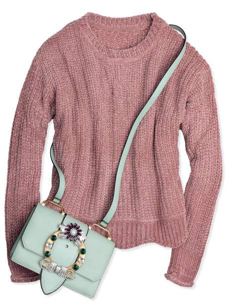 Tricô, Zara, R$ 179, tel. (11) 2101 1996. Bolsa de couro, Miu Miu, R$ 8 650, tel. (11) 5525 6370. Tricô, Zara, R$ 179, tel. (11) 2101 1996. Bolsa de couro, Miu Miu, R$ 8 650, tel. (11) 5525 6370.