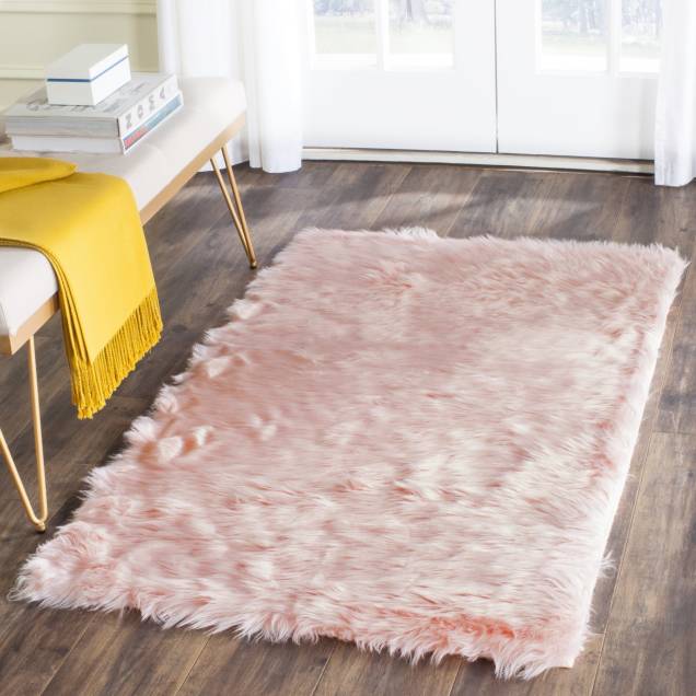 Tapete Nórdico Escandinavo, com antiderrapante, disponível em nove cores diferentes, de tecido sintético, nas medidas 1,60 x 1 m. <a href="https://produto.mercadolivre.com.br/MLB-1123077549-tapete-pelucia-alta-lisa-160-x-100-cantiderrapante-_JM?searchVariation=29038000235&quantity=1&variation=29038000235" target="_blank" rel="noopener">Mercado Livre</a>, R$ 269,90 Tapete Nórdico Escandinavo, com antiderrapante, disponível em nove cores diferentes, de tecido sintético, nas medidas 1,60 x 1 m. <a href="https://produto.mercadolivre.com.br/MLB-1123077549-tapete-pelucia-alta-lisa-160-x-100-cantiderrapante-_JM?searchVariation=29038000235&quantity=1&variation=29038000235" target="_blank" rel="noopener">Mercado Livre</a>, R$ 269,90