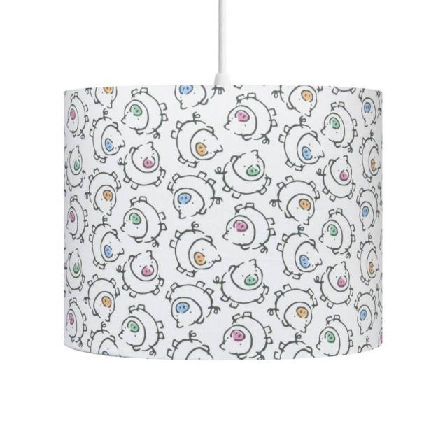 Pendente Jimmy Carambola, com 30 cm de diâmetro. <a href="https://www.americanas.com.br/produto/24574086/pendente-quarto-infantil-porquinhos-jimmy-carambola?pfm_carac=porquinho&pfm_index=6&pfm_page=search&pfm_pos=grid&pfm_type=search_page%20&sellerId" target="_blank" rel="noopener">Americanas.com</a>, R$ 143,99 Pendente Jimmy Carambola, com 30 cm de diâmetro. <a href="https://www.americanas.com.br/produto/24574086/pendente-quarto-infantil-porquinhos-jimmy-carambola?pfm_carac=porquinho&pfm_index=6&pfm_page=search&pfm_pos=grid&pfm_type=search_page%20&sellerId" target="_blank" rel="noopener">Americanas.com</a>, R$ 143,99