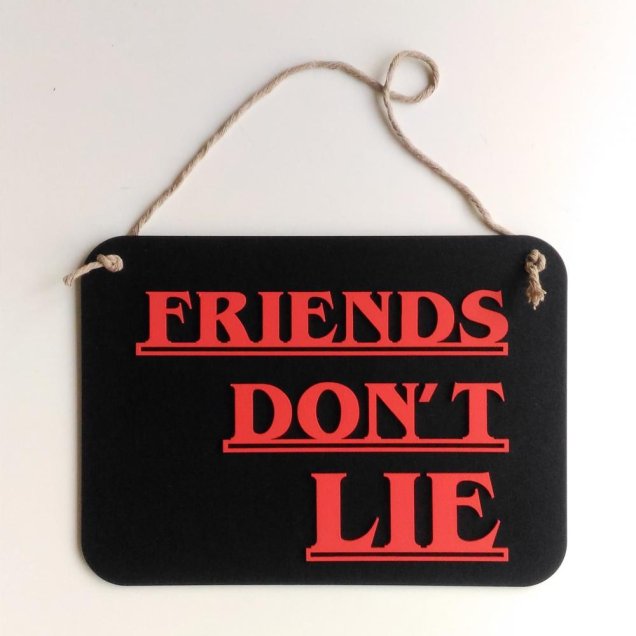 Placa Friends Don´t Lie, de MDF, 29 x 21 cm. <a href="https://www.artcutlab.com.br/friends-dont-lie" target="_blank" rel="noopener">Art Cut Lab</a>, R$ 44,90