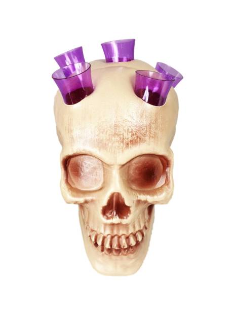 Crânio porta-copos, com cinco copinhos roxos. <a href="https://www.namegafestas.com.br/enfeite-cranio-halloween-porta-copos-com-5-copos-14-cm-roxo.html" target="_blank" rel="noopener">NaMega Festas</a>, R$ 19,90 Crânio porta-copos, com cinco copinhos roxos. <a href="https://www.namegafestas.com.br/enfeite-cranio-halloween-porta-copos-com-5-copos-14-cm-roxo.html" target="_blank" rel="noopener">NaMega Festas</a>, R$ 19,90