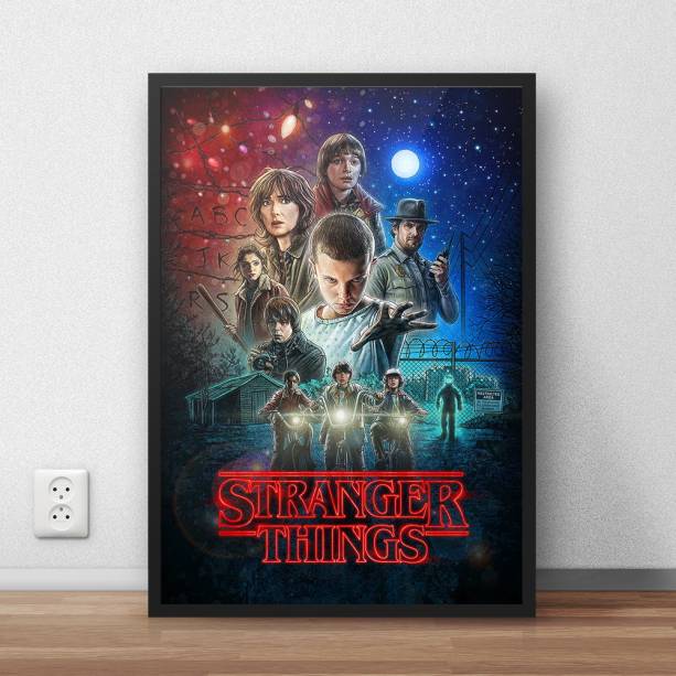 Quadro decorativo com moldura e vidro antirreflexo, de 23 x 33 cm. <a href="https://www.reinventposters.com.br/poster-com-moldura-vidro-stranger-things?parceiro=4873&gclid=EAIaIQobChMI_JCxl_yY4wIVh4eRCh0CHwwGEAQYBSABEgILxvD_BwE" target="_blank" rel="noopener">Reinvent Posters</a>, R$ 57,90