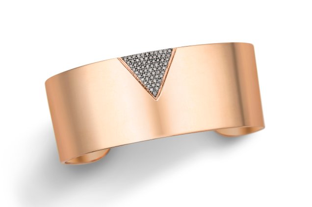 Pulseira de ouro rosé com diamantes brown. O modelo estruturado é moderno e fica ótimo com outras pulseiras em tons de prata.