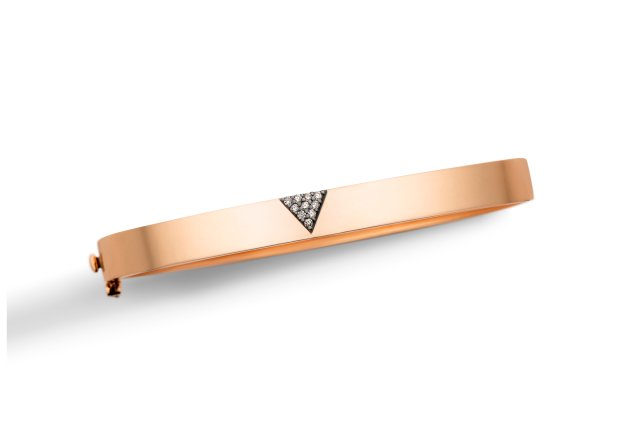 Pulseira de ouro rosé com diamantes brown. Este bracelete de design marcante tem muita personalidade e brilha sozinho em looks minimalistas.