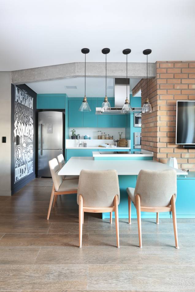 O canto de jantar deste apartamento idealizado pelo escritório <a href="https://www.quattrinoarquitetura.com.br" target="_blank" rel="noopener">Quattrino Arquitetura</a> foi projetado em L, na divisão entre a sala e a cozinha. A marcenaria laqueada de azul unifica as áreas integradas. O canto de jantar deste apartamento idealizado pelo escritório <a href="https://www.quattrinoarquitetura.com.br" target="_blank" rel="noopener">Quattrino Arquitetura</a> foi projetado em L, na divisão entre a sala e a cozinha. A marcenaria laqueada de azul unifica as áreas integradas.