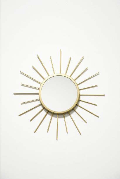 Espelho Sol, de 30,5 cm de diâmetro (total). <a href="https://www.lojareversa.com.br/espelho-decorativo-sol?search=espelho" target="_blank" rel="noopener">Reversa</a>, R$ 99,90